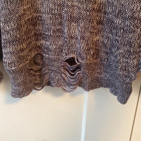 ✨ANY 2 FOR 15 ANY 3 FOR 20✨ Blue Distressed Batwing Sweater - Picture 5 of 9